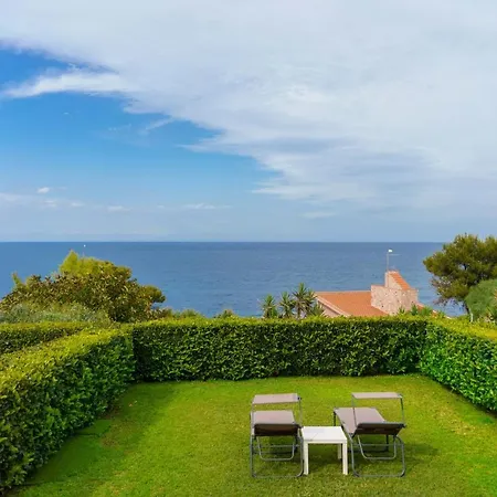 Vittoria - Waterfront House